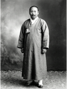 원기 17년 대종사 전신 AI사진